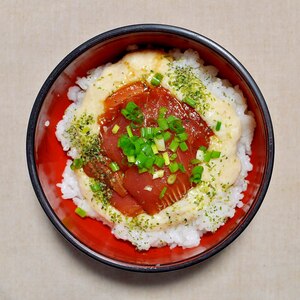 黄身醤油で濃厚とろろ鉄火丼